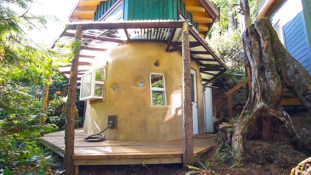 Bỏ phố về rừng, cô gái 23 tuổi tự tay xây dựng ngôi nhà được làm bằng… lõi ngô mát lạnh, không tốn một xu điều hòa - Ảnh 1.