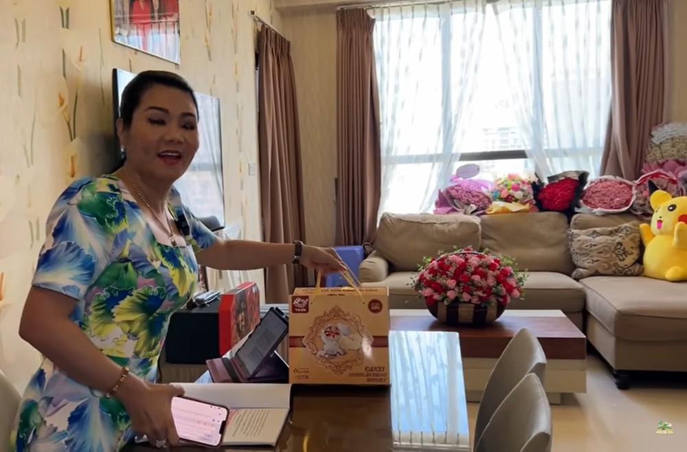 Khương Dừa hé lộ căn hộ phủ đầy hoa của nghệ sĩ Ngọc Huyền tại Việt Nam - Ảnh 2.