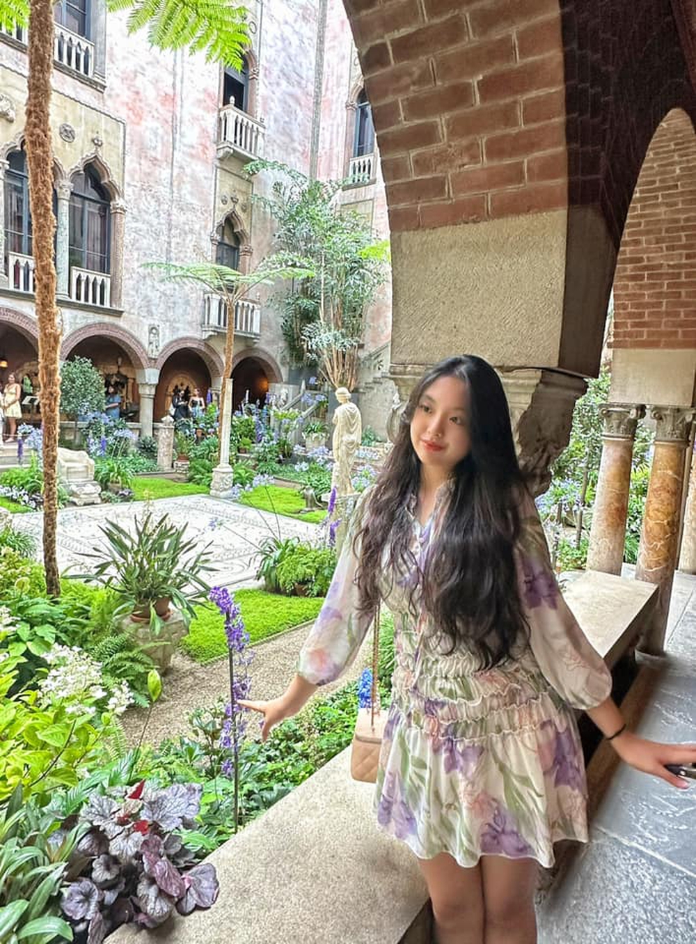 Con út 15 tuổi của siêu mẫu Thúy Hạnh được dân mạng ví von là “tiểu Kim Tea Hee”?