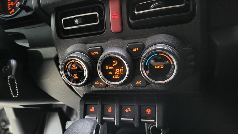 Đại lý hé lộ thêm thông tin Suzuki Jimny: Dự kiến ra mắt tháng 11, có bản 2 tông màu giá 799 triệu - Ảnh 9.