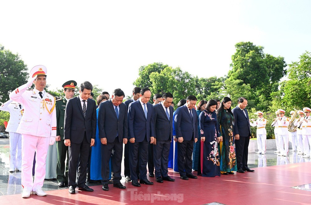 Lãnh đạo Đảng, Nhà nước vào Lăng viếng Chủ tịch Hồ Chí Minh và tưởng niệm các Anh hùng liệt sĩ - Ảnh 7.