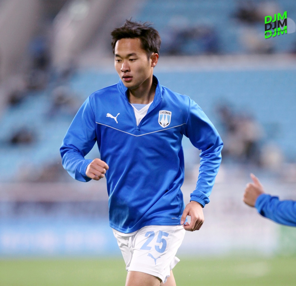 Cầu thủ thi đấu ở Hàn Quốc về tập trung U23 Việt Nam đá giải Đông Nam Á - Ảnh 1.