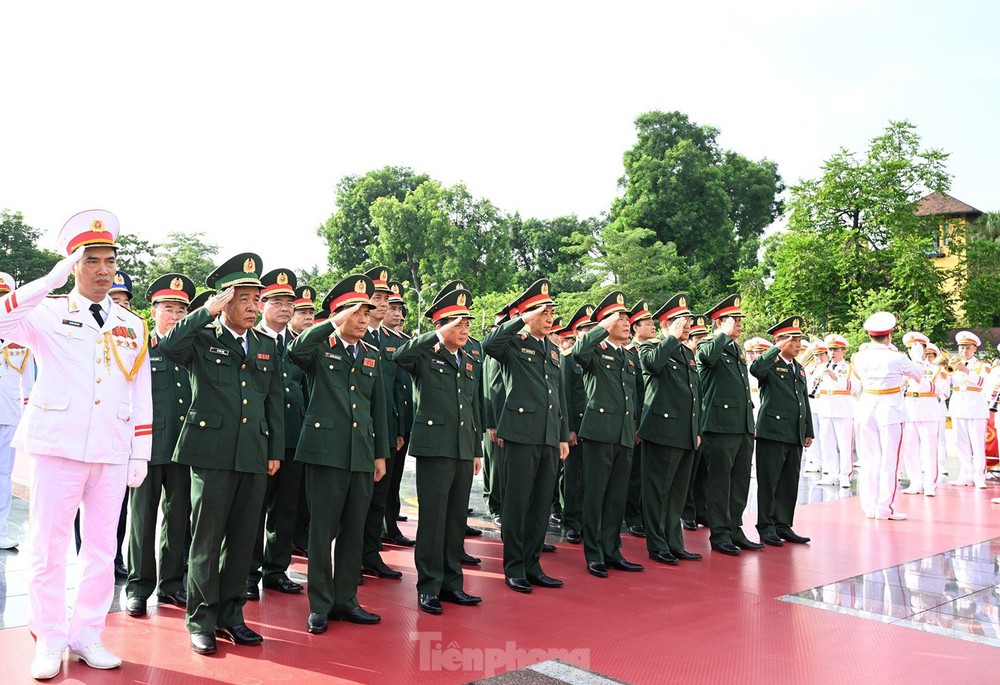 Lãnh đạo Đảng, Nhà nước vào Lăng viếng Chủ tịch Hồ Chí Minh và tưởng niệm các Anh hùng liệt sĩ - Ảnh 5.