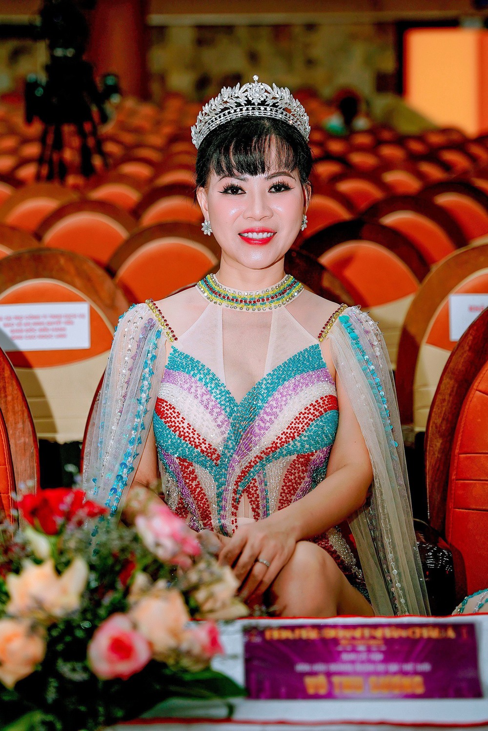 Hoa hậu Võ Thu Sương diện đầm gợi cảm, nổi bật trên hàng ghế giám khảo - Ảnh 4.