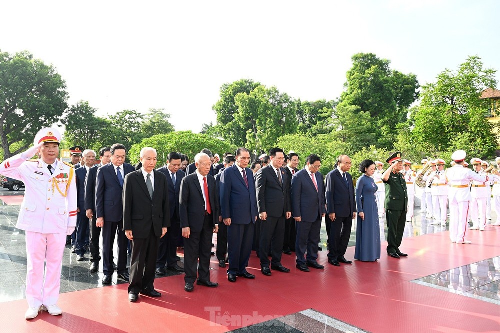 Lãnh đạo Đảng, Nhà nước vào Lăng viếng Chủ tịch Hồ Chí Minh và tưởng niệm các Anh hùng liệt sĩ - Ảnh 4.