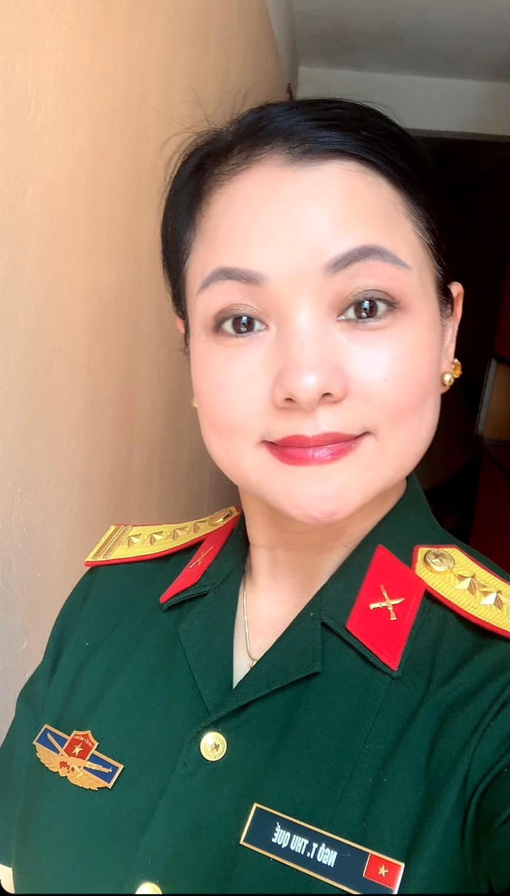 Chuyện đời nữ nghệ sĩ mang hàm Thượng tá, tuổi 54 vẫn trẻ đẹp khó tin - Ảnh 1. Chuyện đời nữ nghệ sĩ mang hàm Thượng tá, tuổi 54 vẫn trẻ đẹp khó tin - Ảnh 1.