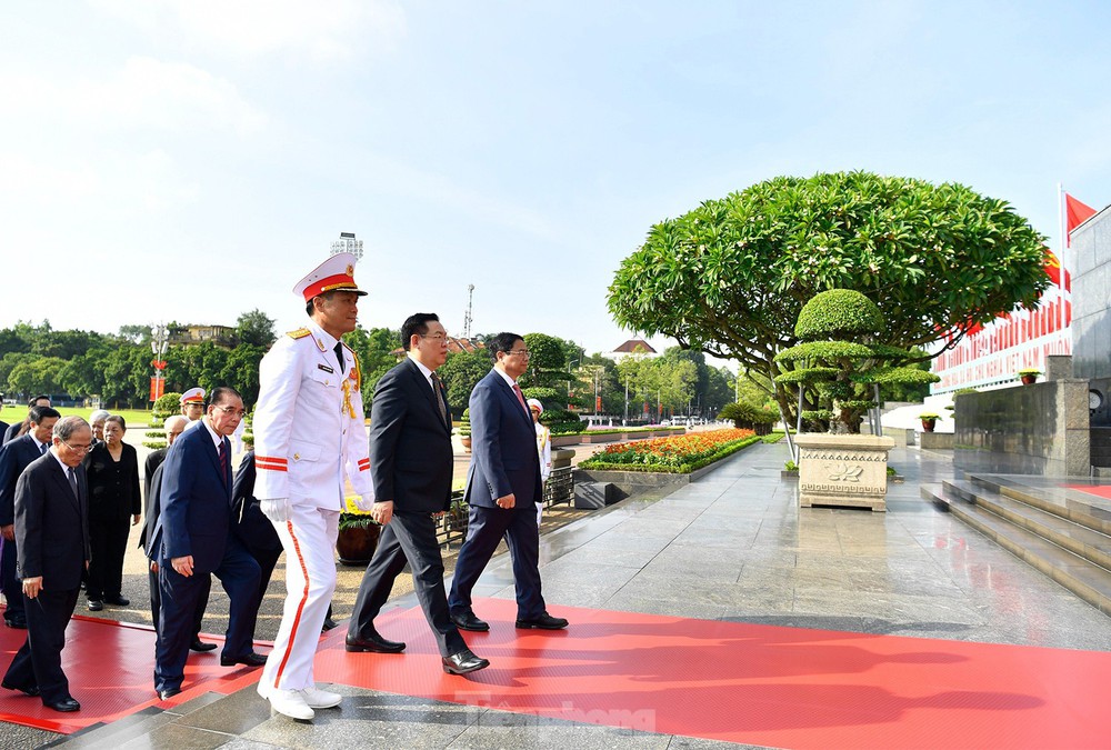 Lãnh đạo Đảng, Nhà nước vào Lăng viếng Chủ tịch Hồ Chí Minh và tưởng niệm các Anh hùng liệt sĩ - Ảnh 3.