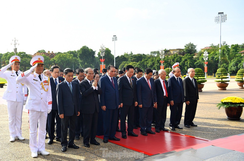 Lãnh đạo Đảng, Nhà nước vào Lăng viếng Chủ tịch Hồ Chí Minh và tưởng niệm các Anh hùng liệt sĩ - Ảnh 2.