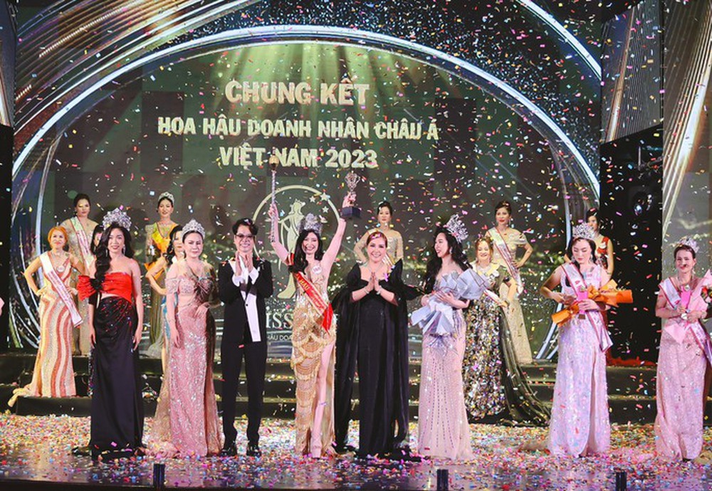 Hoa hậu Võ Thu Sương diện đầm gợi cảm, nổi bật trên hàng ghế giám khảo - Ảnh 1.