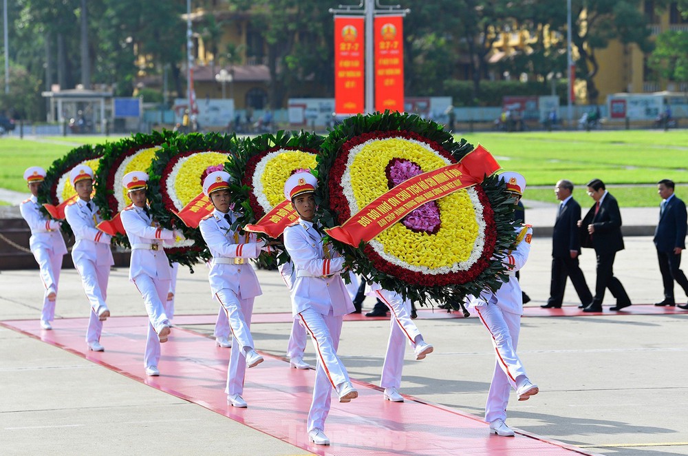 Lãnh đạo Đảng, Nhà nước vào Lăng viếng Chủ tịch Hồ Chí Minh và tưởng niệm các Anh hùng liệt sĩ - Ảnh 1.