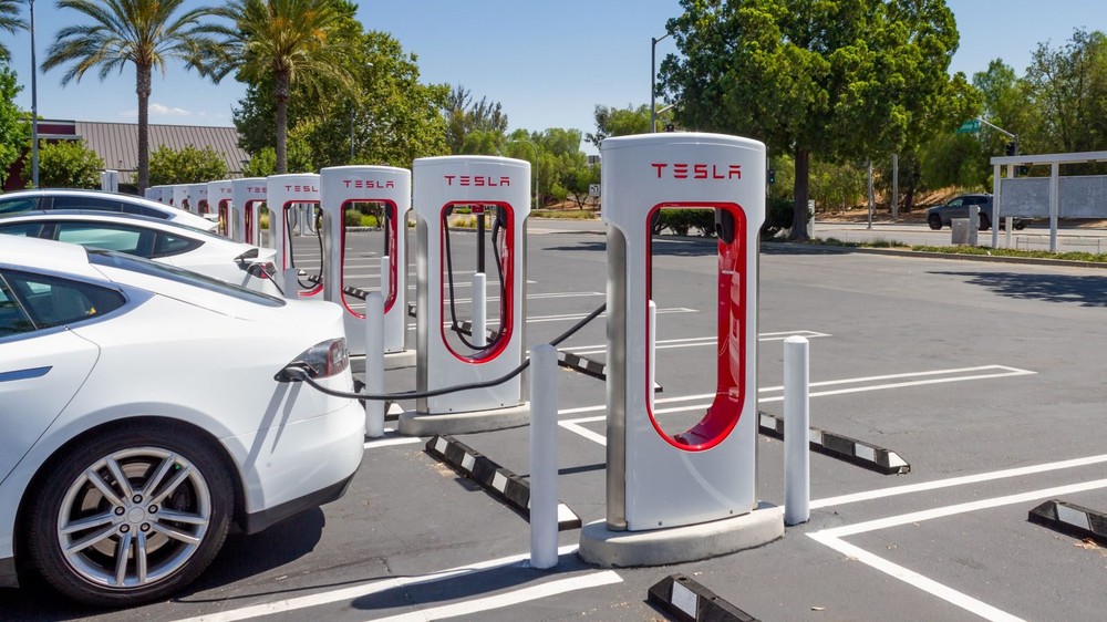 Lo sợ một ngày hệ thống trạm sạc Tesla thống trị nước Mỹ, 7 nhà sản xuất ô tô liền lập liên doanh cung cấp dịch vụ sạc xe điện - liệu VinFast có gia nhập? - Ảnh 4.