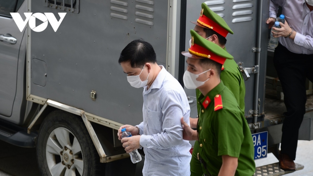 Tuyên án vụ chuyến bay giải cứu: Bị cáo Phạm Trung Kiên cúi gằm mặt khi vào tòa - Ảnh 3.