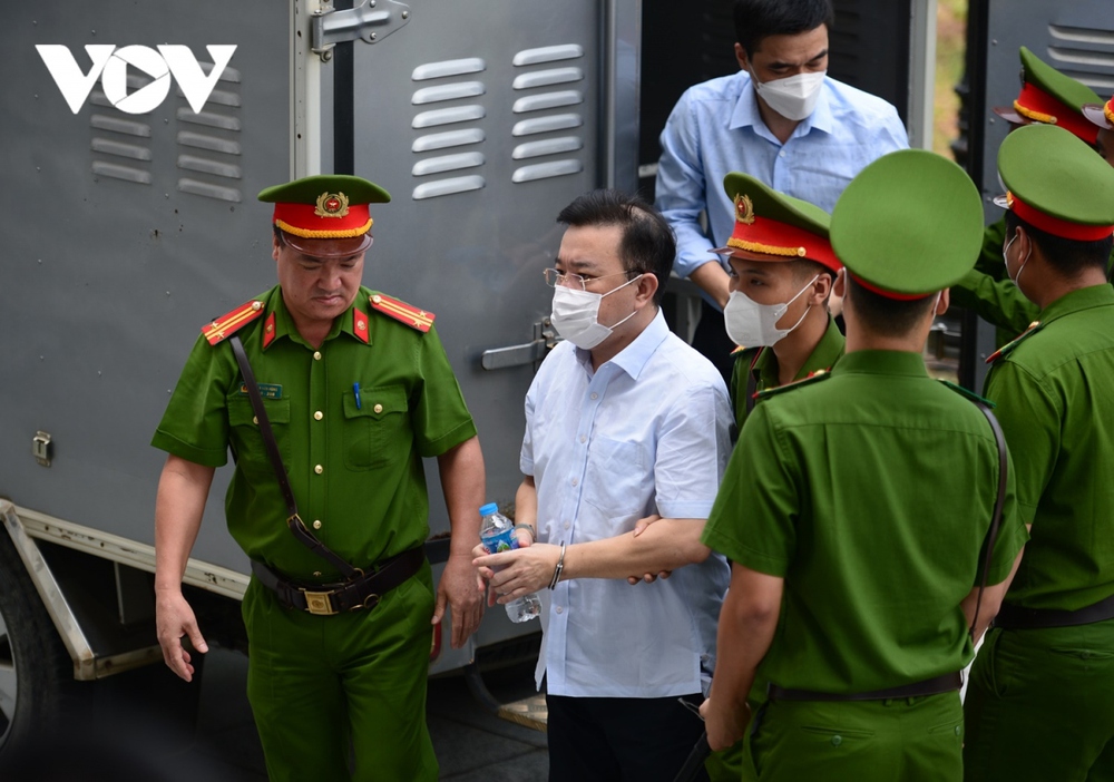 Tuyên án vụ chuyến bay giải cứu: Bị cáo Phạm Trung Kiên cúi gằm mặt khi vào tòa - Ảnh 2.