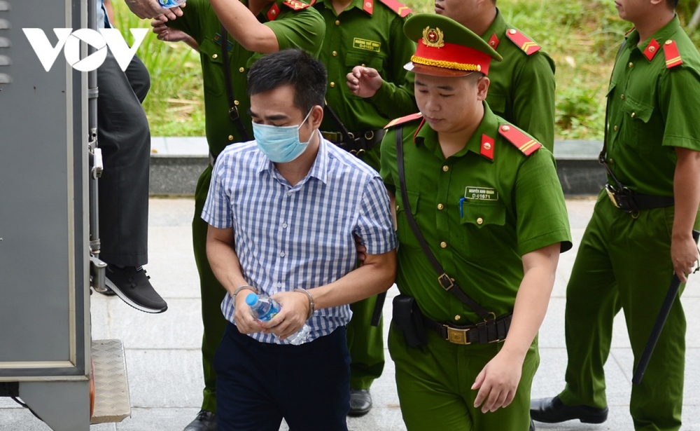 Tuyên án vụ chuyến bay giải cứu: Bị cáo Phạm Trung Kiên cúi gằm mặt khi vào tòa - Ảnh 11.