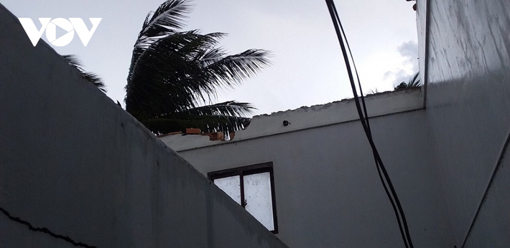 Mưa kèm lốc xoáy làm tốc mái một số nhà dân ở Quảng Ngãi - Ảnh 2.