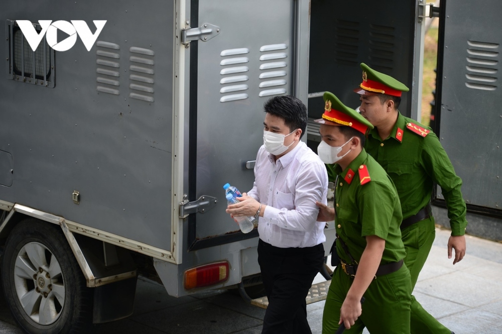 Tuyên án vụ chuyến bay giải cứu: Bị cáo Phạm Trung Kiên cúi gằm mặt khi vào tòa - Ảnh 10.