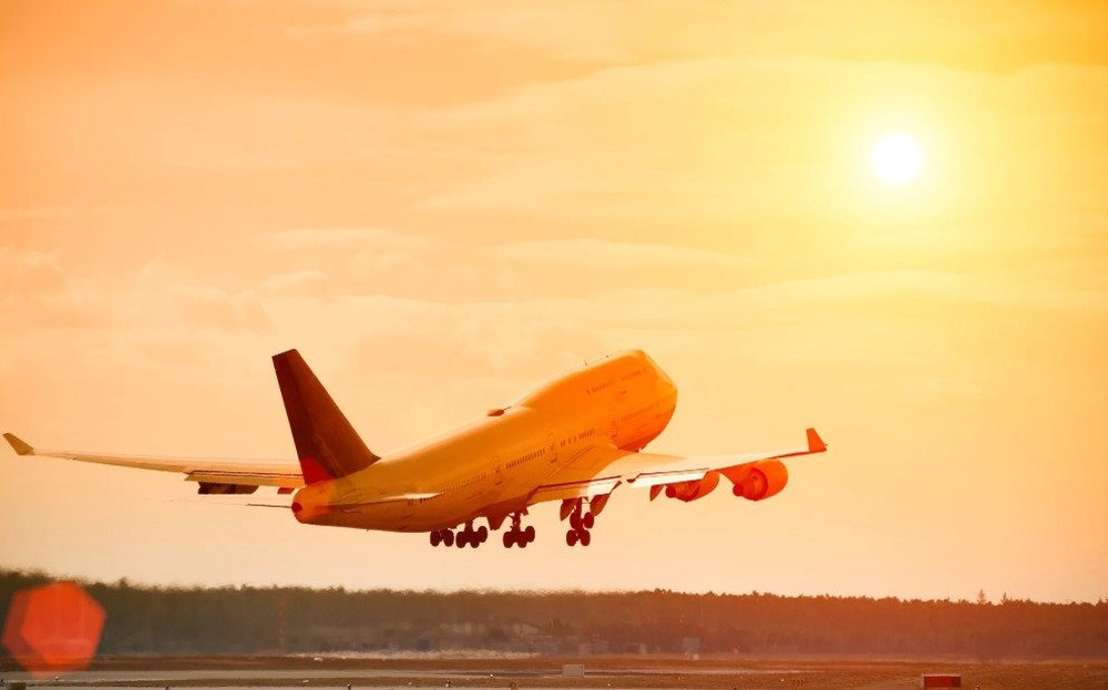 Nóng chảy máy bay, nứt đường băng: Cơn bĩ cực của ngành hàng không mùa du lịch hè - Ảnh 1.