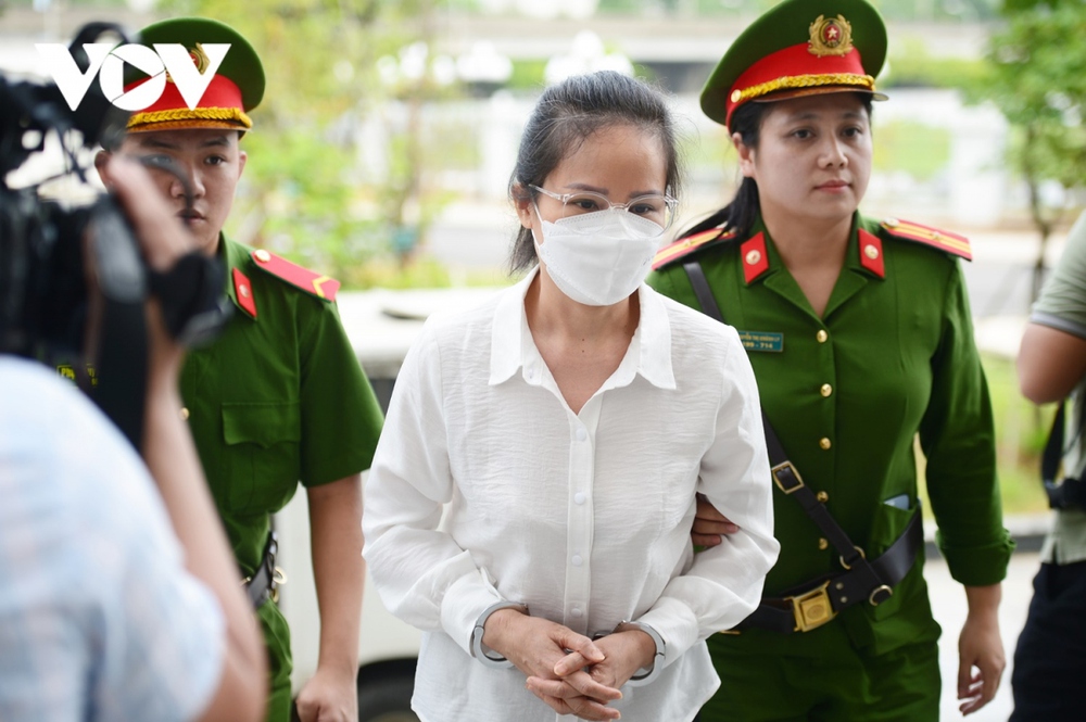 Tuyên án vụ chuyến bay giải cứu: Bị cáo Phạm Trung Kiên cúi gằm mặt khi vào tòa - Ảnh 9.