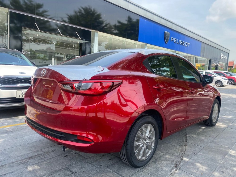 Mazda2 2024 ồ ạt về đại lý trước ngày ra mắt: Mặt kín kiểu xe điện, giá dự kiến từ 429 triệu, rẻ hơn Morning, i10 bản full - Ảnh 3.