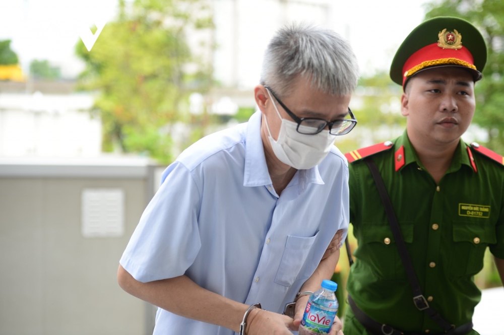 Tuyên án vụ chuyến bay giải cứu: Bị cáo Phạm Trung Kiên cúi gằm mặt khi vào tòa - Ảnh 7.