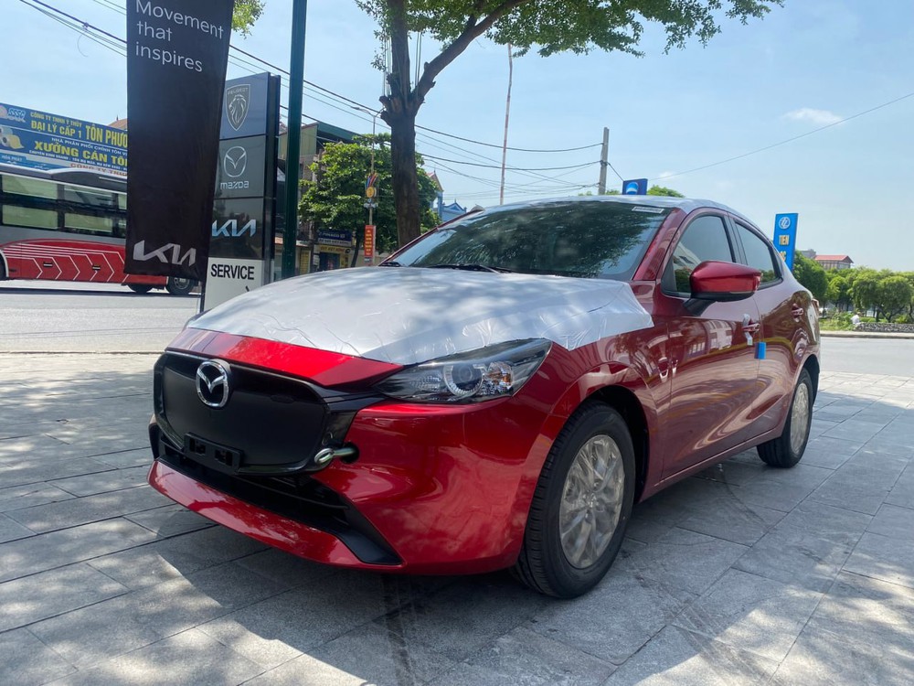 Mazda2 2024 ồ ạt về đại lý trước ngày ra mắt: Mặt kín kiểu xe điện, giá dự kiến từ 429 triệu, rẻ hơn Morning, i10 bản full - Ảnh 2.