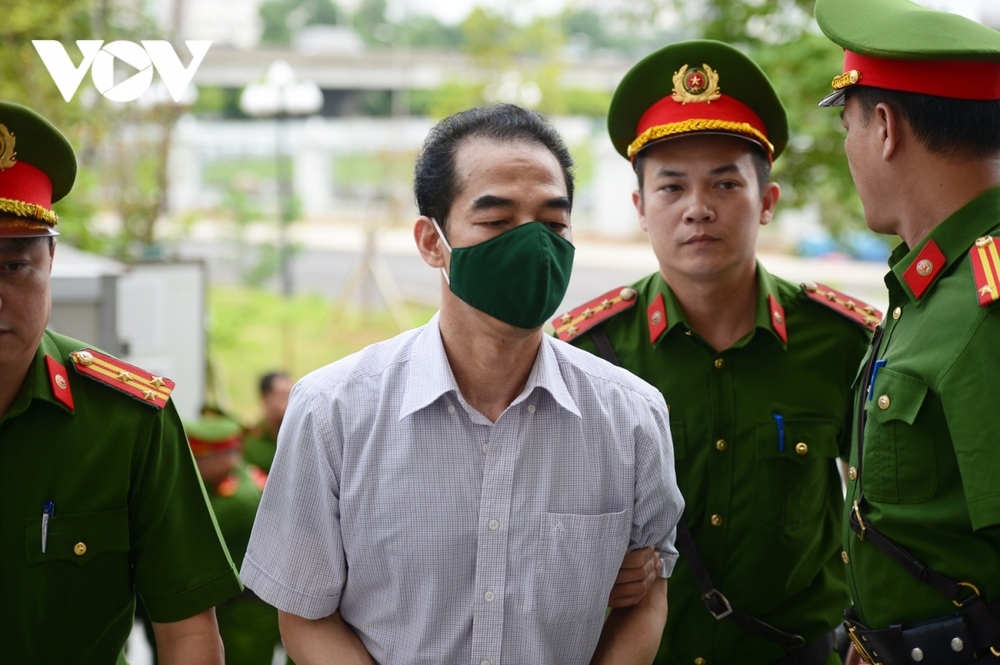 Tuyên án vụ chuyến bay giải cứu: Bị cáo Phạm Trung Kiên cúi gằm mặt khi vào tòa - Ảnh 6.