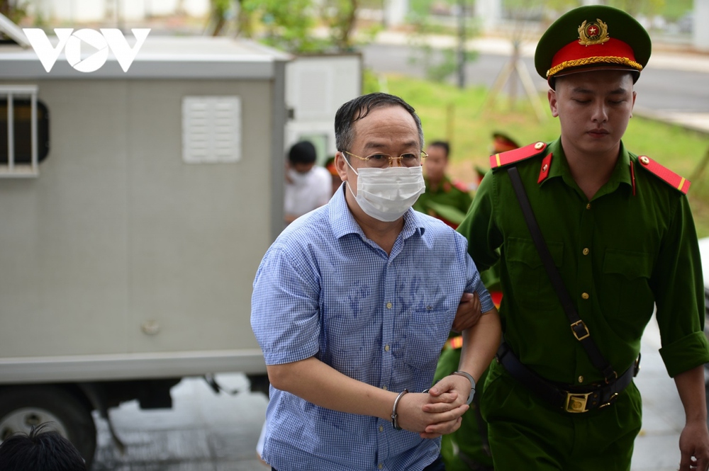 Tuyên án vụ chuyến bay giải cứu: Bị cáo Phạm Trung Kiên cúi gằm mặt khi vào tòa - Ảnh 5.