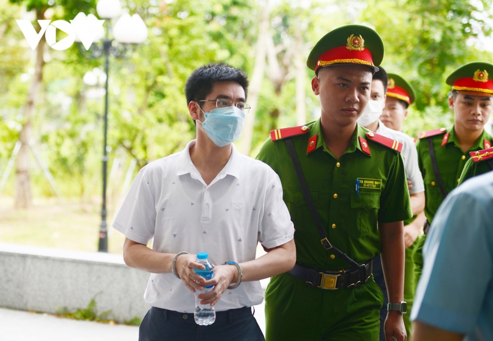 Tuyên án vụ chuyến bay giải cứu: Bị cáo Phạm Trung Kiên cúi gằm mặt khi vào tòa - Ảnh 4.