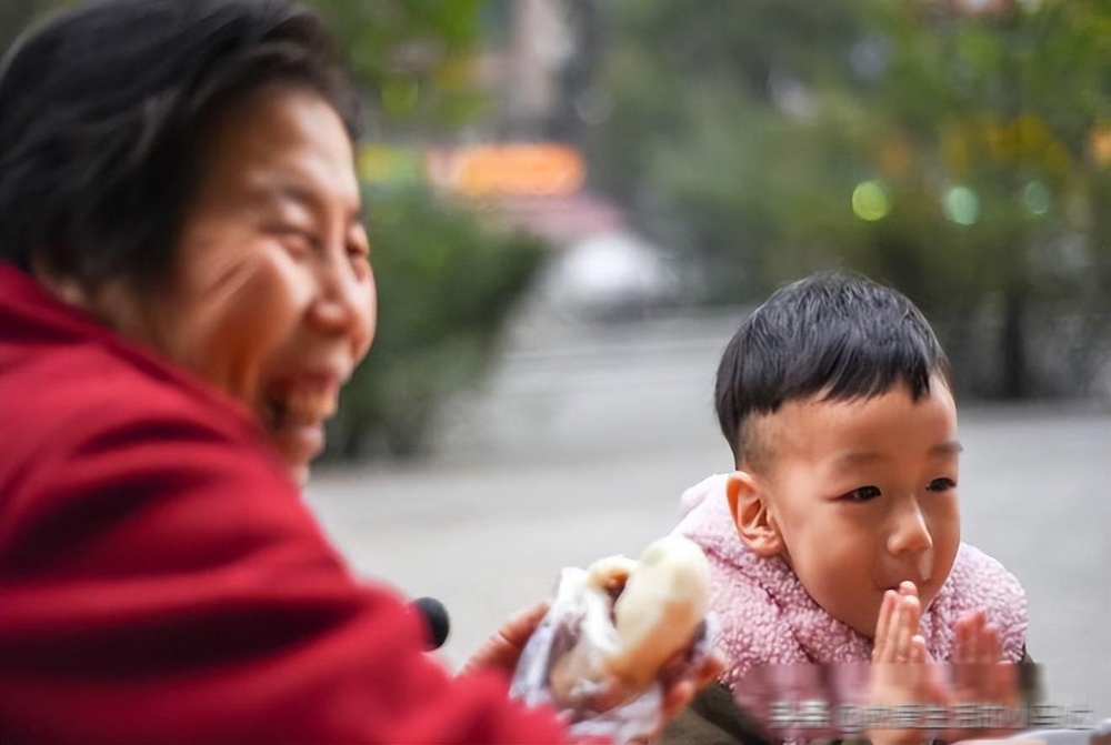 Lương hưu 13 triệu đồng/tháng, cuộc sống của tôi vẫn không bằng người em họ chẳng có đồng lương nào: Hoá ra tiền chưa đủ để tuổi già bớt lo - Ảnh 2. Lương hưu 13 triệu đồng/tháng, cuộc sống của tôi vẫn không bằng người em họ chẳng có đồng lương nào: Hoá ra tiền chưa đủ để tuổi già bớt lo - Ảnh 2.