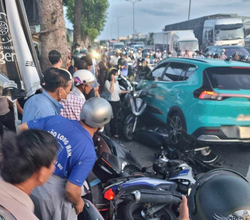 Taxi bất ngờ chuyển làn, tông 9 xe máy chờ đèn đỏ