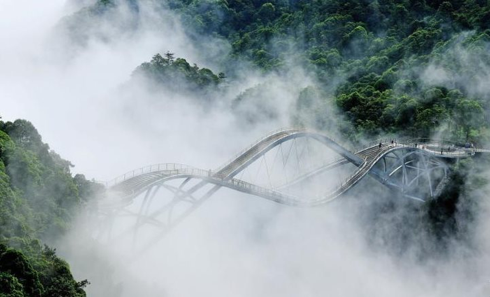 Trung Quốc xây dựng công trình ‘lơ lửng giữa mây’ khiến thế giới ngỡ ngàng: Uốn lượn như sóng giữa 2 vách núi, dài tới 100 mét, ‘độc lạ’ đến mức nhiều người không tin là có thật - Ảnh 5.