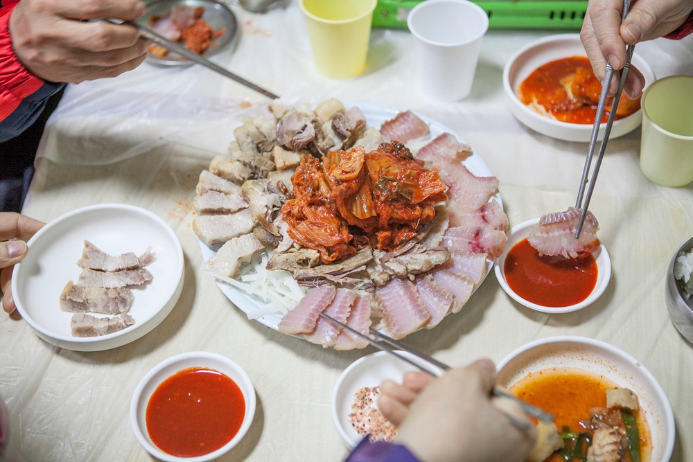 Món ăn được mệnh danh là kinh dị nhất Hàn Quốc: Người ăn nhận xét có mùi như toilet, phải bịt miệng khi dùng lần đầu - Ảnh 3.