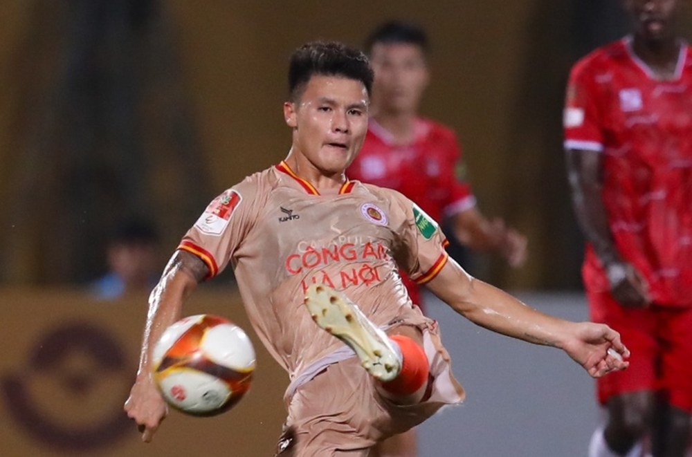 Quang Hải mờ nhạt, CLB Công an Hà Nội mất ngôi đầu bảng V-League - Ảnh 1.