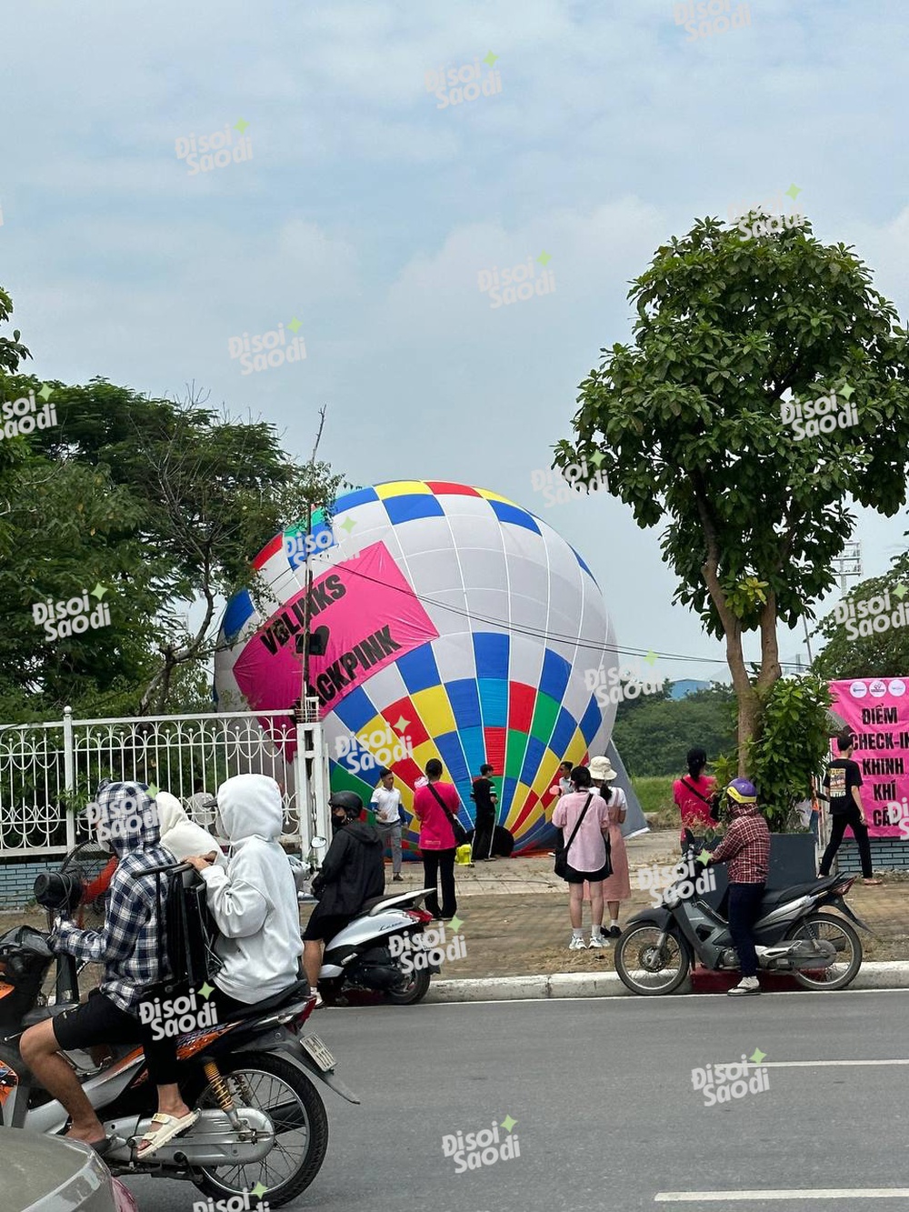 Khinh khí cầu BLACKPINK đã được kéo lên ở Mỹ Đình, xe bus diễu hành đưa Jisoo và Rosé vòng quanh bát phố - Ảnh 6.