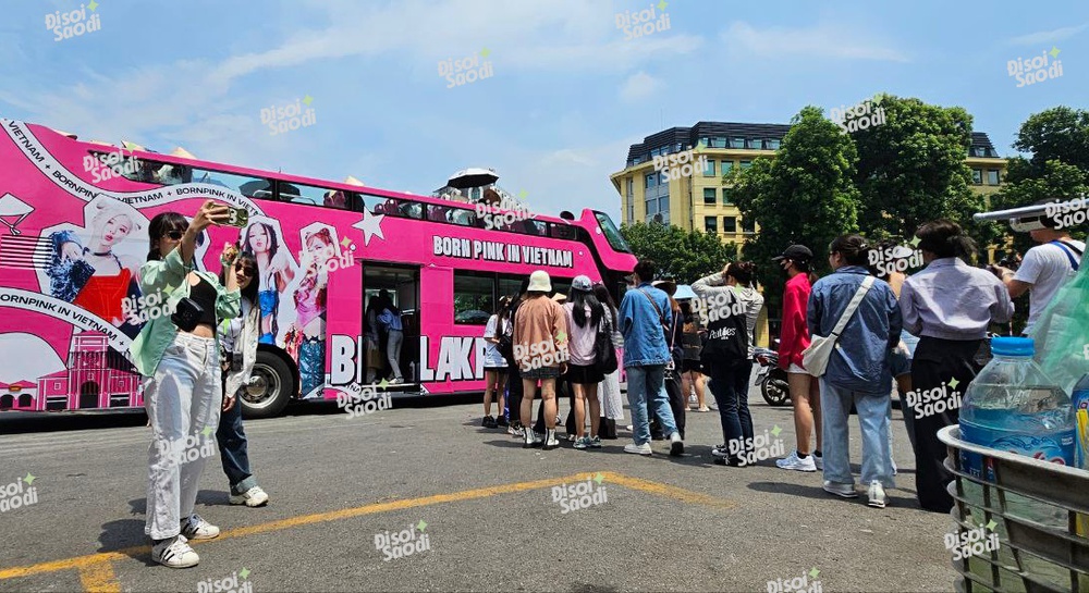 Khinh khí cầu BLACKPINK đã được kéo lên ở Mỹ Đình, xe bus diễu hành đưa Jisoo và Rosé vòng quanh bát phố - Ảnh 3.