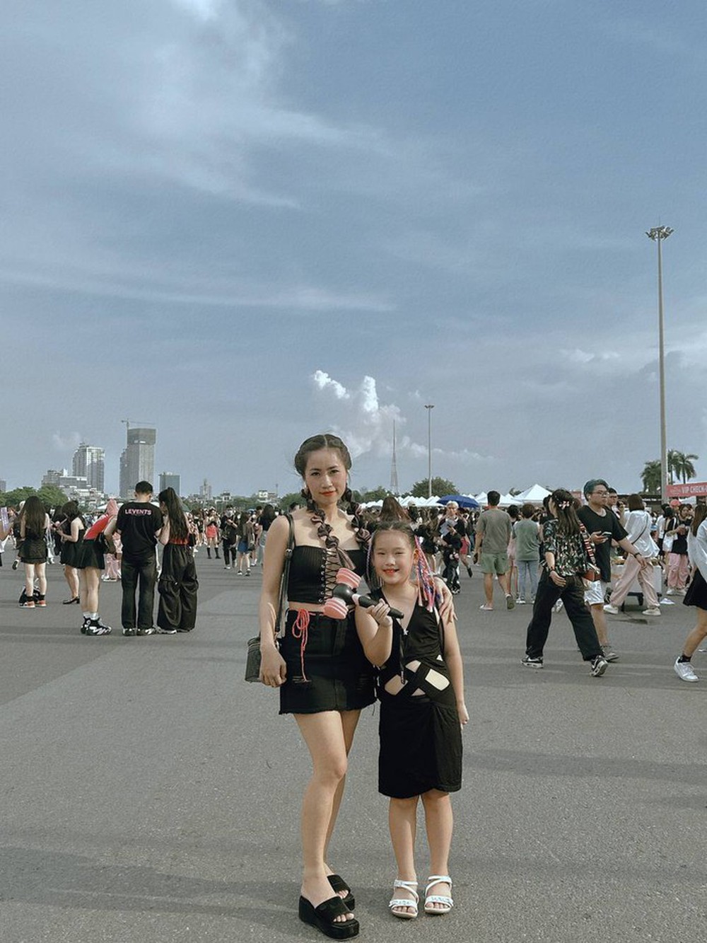 Nhiều phụ huynh cùng con đến xem concert đầu tiên của BLACKPINK tại Hà Nội - Ảnh 1.