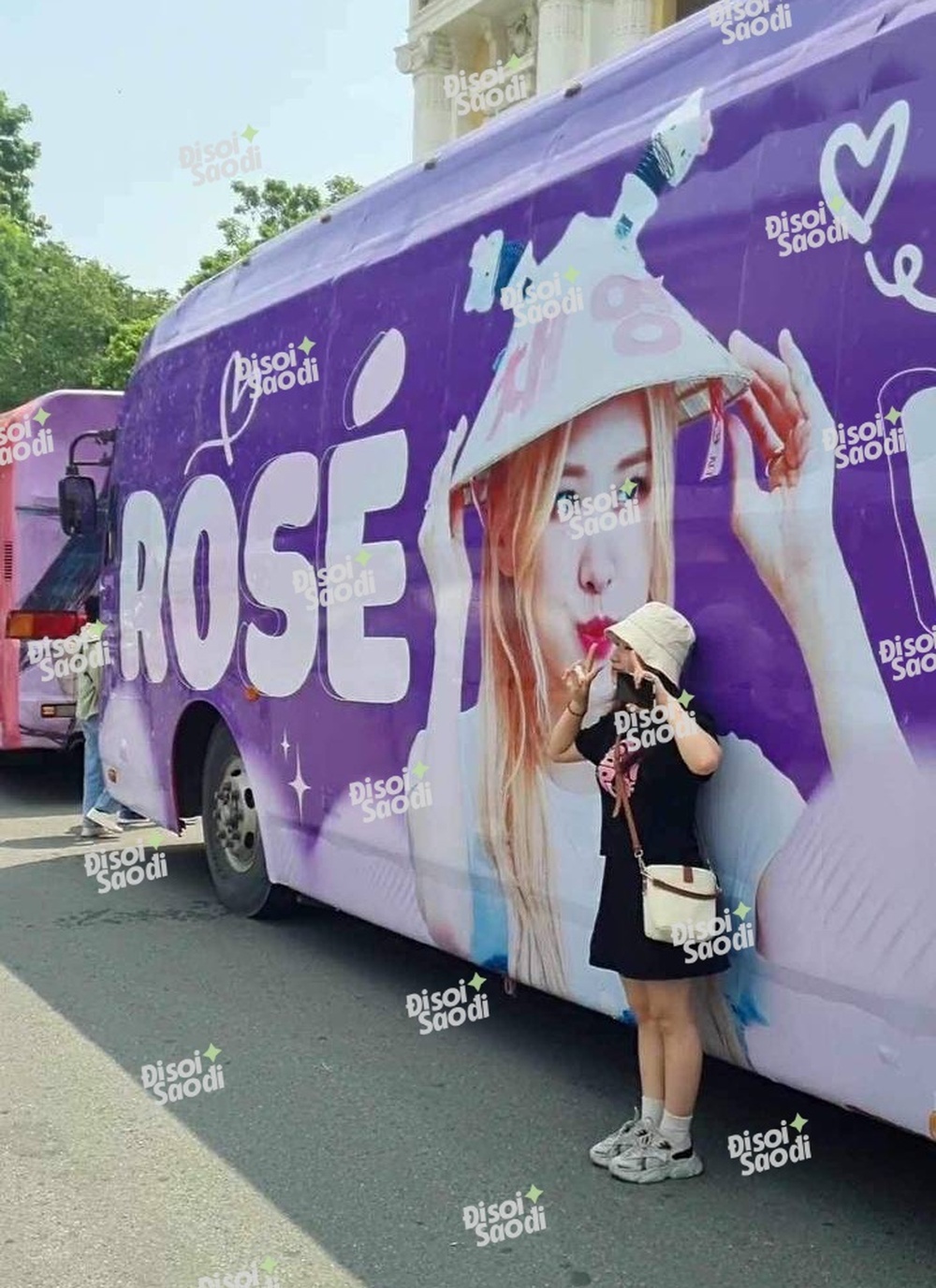 Khinh khí cầu BLACKPINK đã được kéo lên ở Mỹ Đình, xe bus diễu hành đưa Jisoo và Rosé vòng quanh bát phố - Ảnh 2.