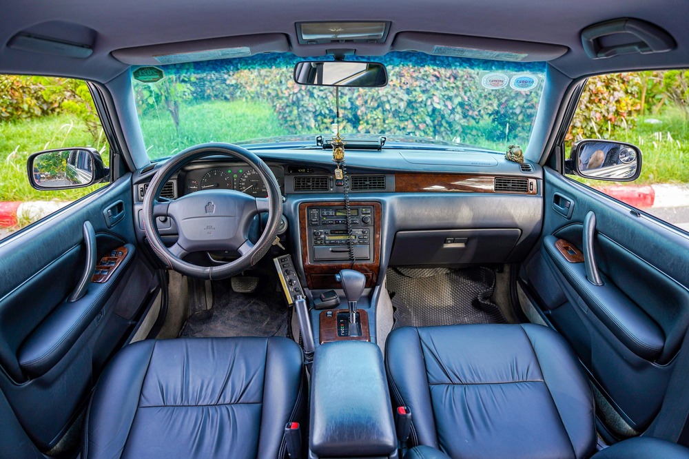 Cán mốc 26 tuổi, huyền thoại một thời Toyota Crown vẫn được rao bán 910 triệu, ngang tiền mua Mazda6 bản full - Ảnh 2.
