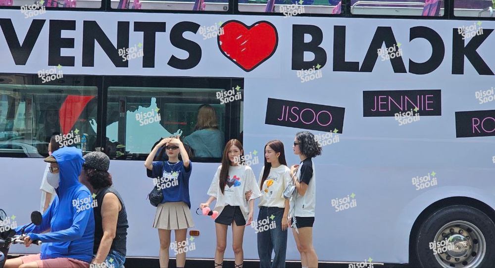 Khinh khí cầu BLACKPINK đã được kéo lên ở Mỹ Đình, xe bus diễu hành đưa Jisoo và Rosé vòng quanh bát phố - Ảnh 11.