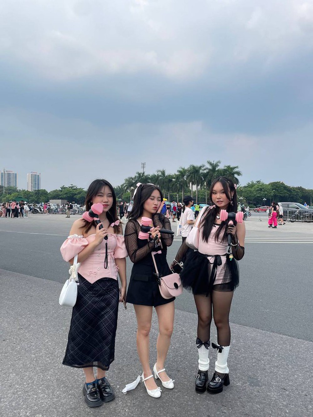 Nhiều phụ huynh cùng con đến xem concert đầu tiên của BLACKPINK tại Hà Nội - Ảnh 7.