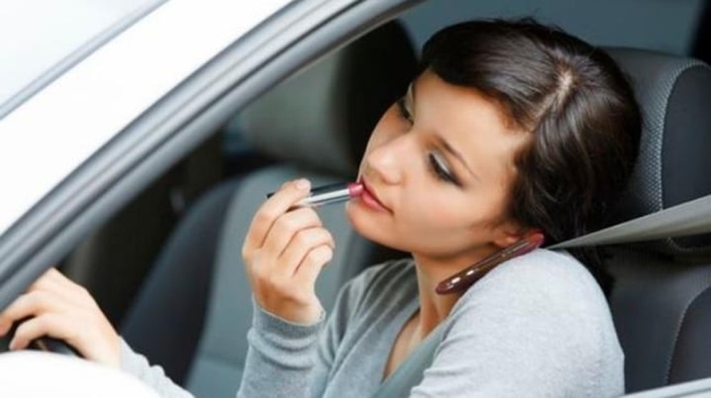 Những lỗi phụ nữ thường mắc khi lái ô tô dễ gây tai nạn - Ảnh 4.