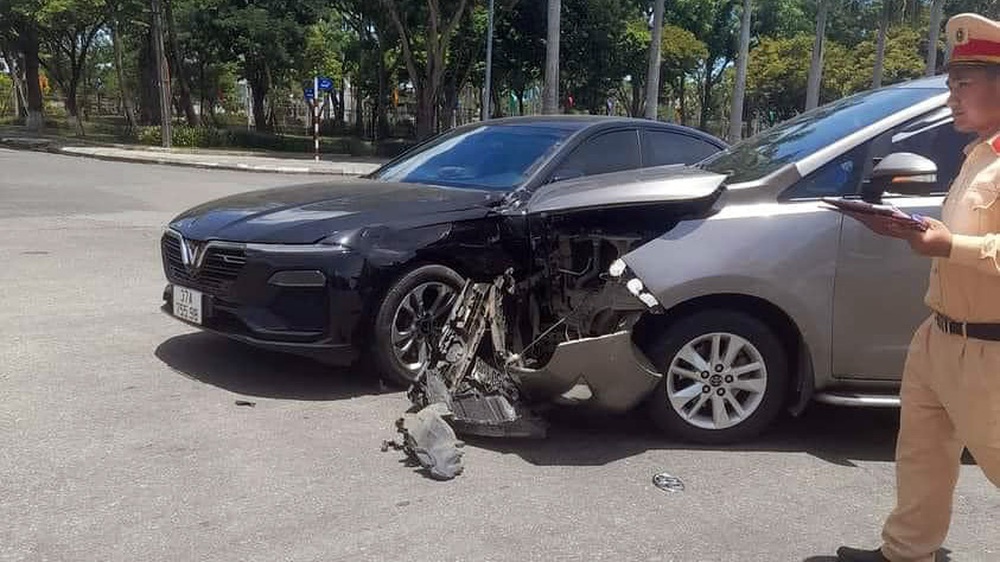 Đằng sau những bức ảnh TNGT: Toyota Innova tan nát khi đâm vào VinFast Lux A - Ảnh 4.
