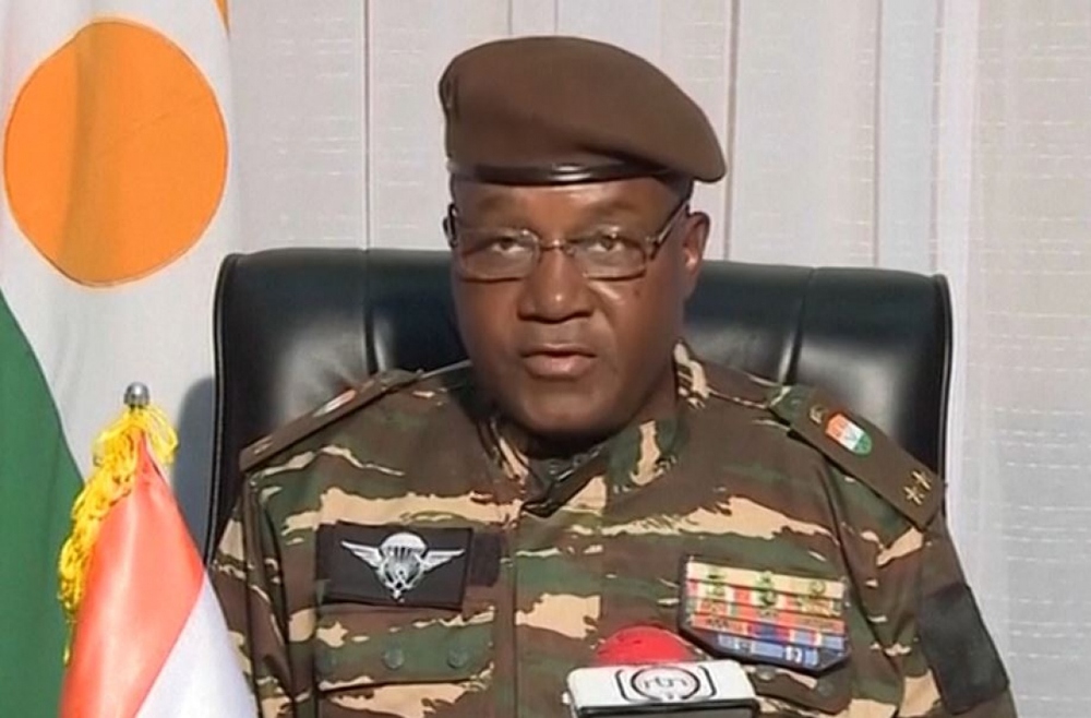 Niger rơi vào hỗn loạn sau đảo chính, phương Tây đồng loạt cắt viện trợ - Ảnh 1.