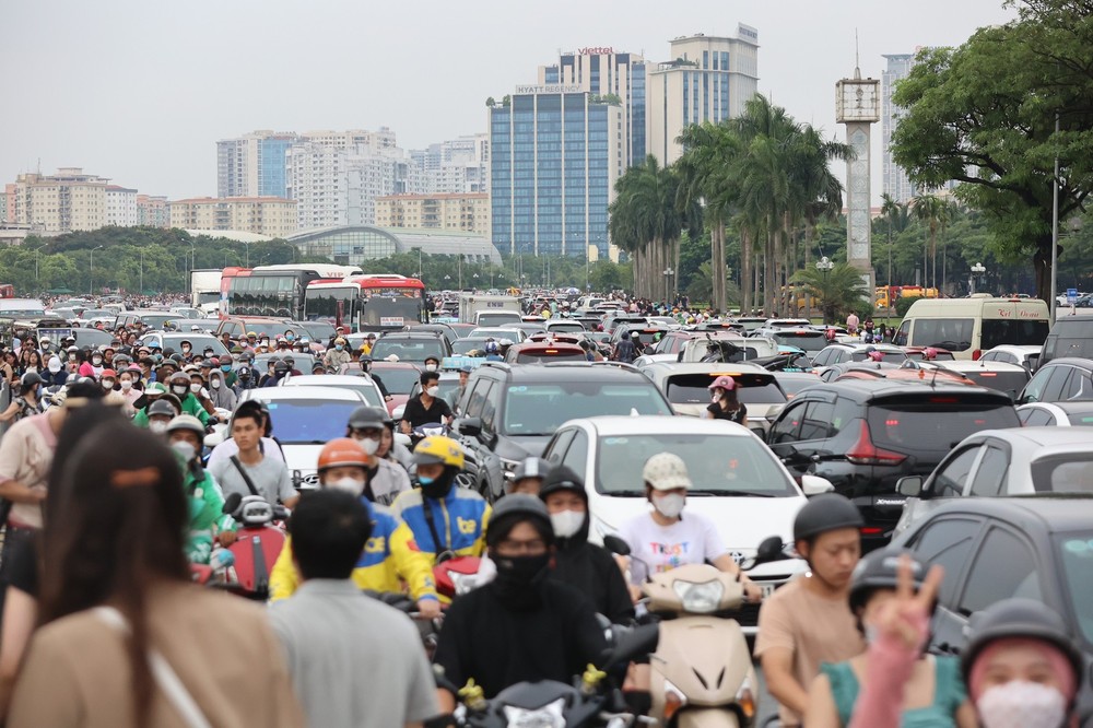 40 cảnh sát giao thông phân luồng, biển người mắc kẹt ở Mỹ Đình, gần như không thể di chuyển - Ảnh 2.