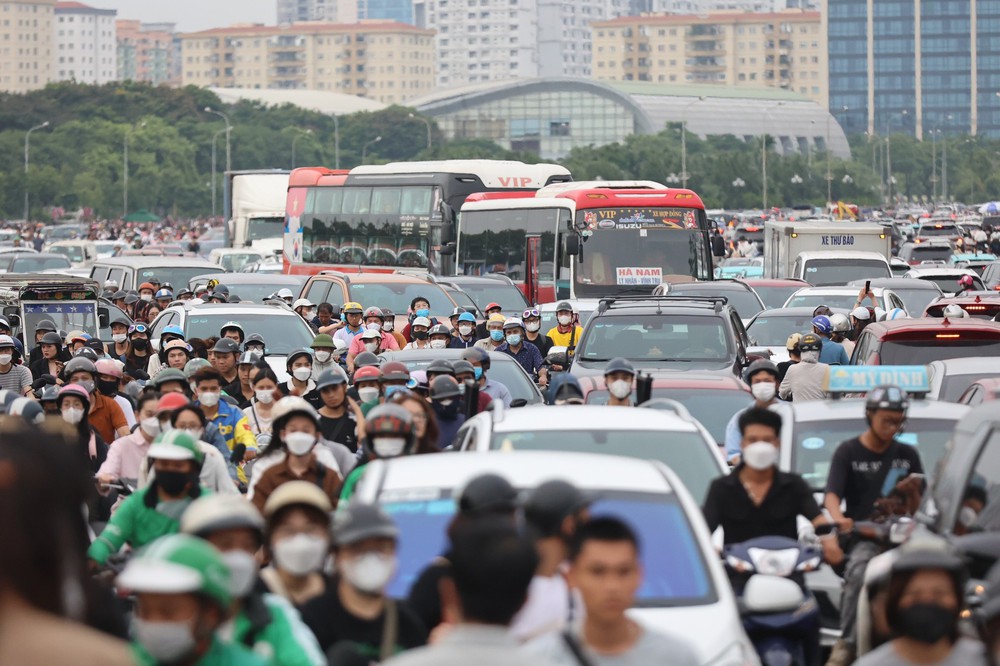 40 cảnh sát giao thông phân luồng, biển người mắc kẹt ở Mỹ Đình, gần như không thể di chuyển - Ảnh 1.