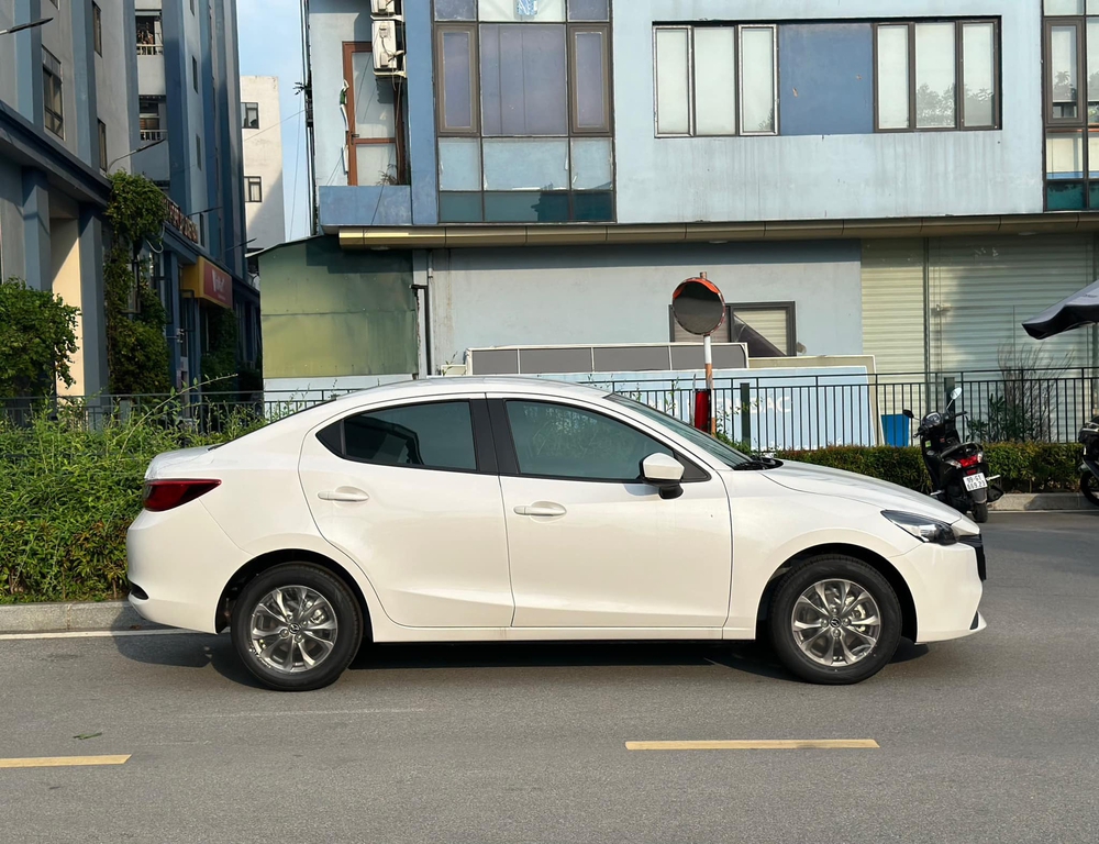 Đại lý hé lộ thông tin Mazda2 2024 bản ‘base’, giá dự kiến 429 triệu nhưng chỉ có 2 trang bị mới - Ảnh 4.