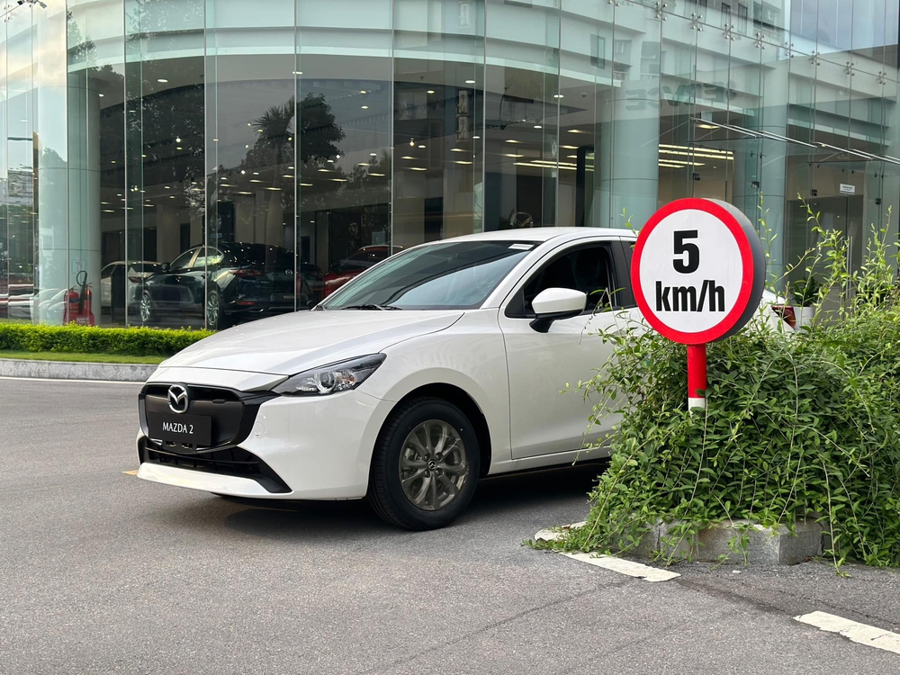 Đại lý hé lộ thông tin Mazda2 2024 bản ‘base’, giá dự kiến 429 triệu nhưng chỉ có 2 trang bị mới - Ảnh 3.