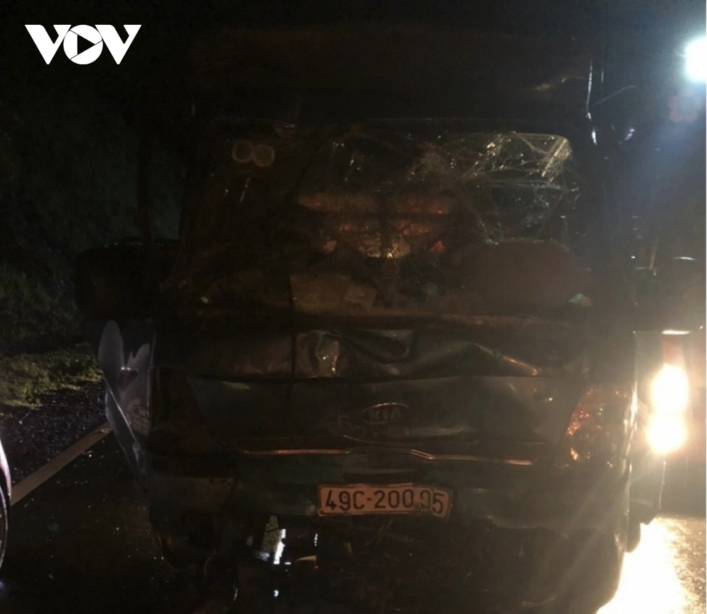 Xe tải đổ đèo tông đuôi xe khách khiến 3 người bị thương ở Bình Thuận - Ảnh 2.