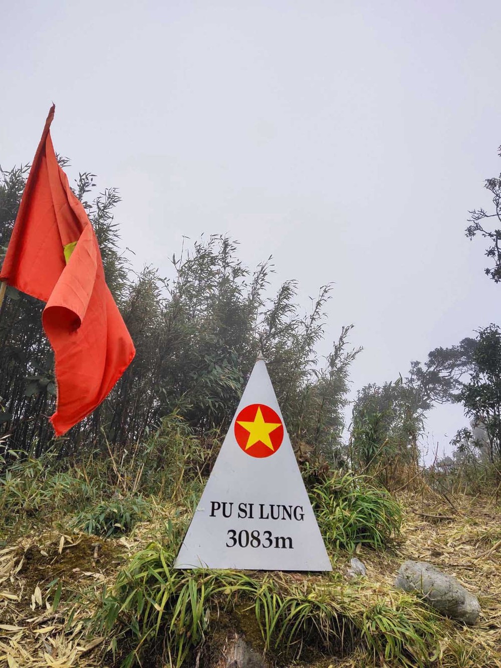 Chinh phục “nóc nhà biên giới” của Việt Nam ngay miền Bắc, gặp gỡ cặp vợ chồng “người rừng” sống trên núi gần 20 năm - Ảnh 1.