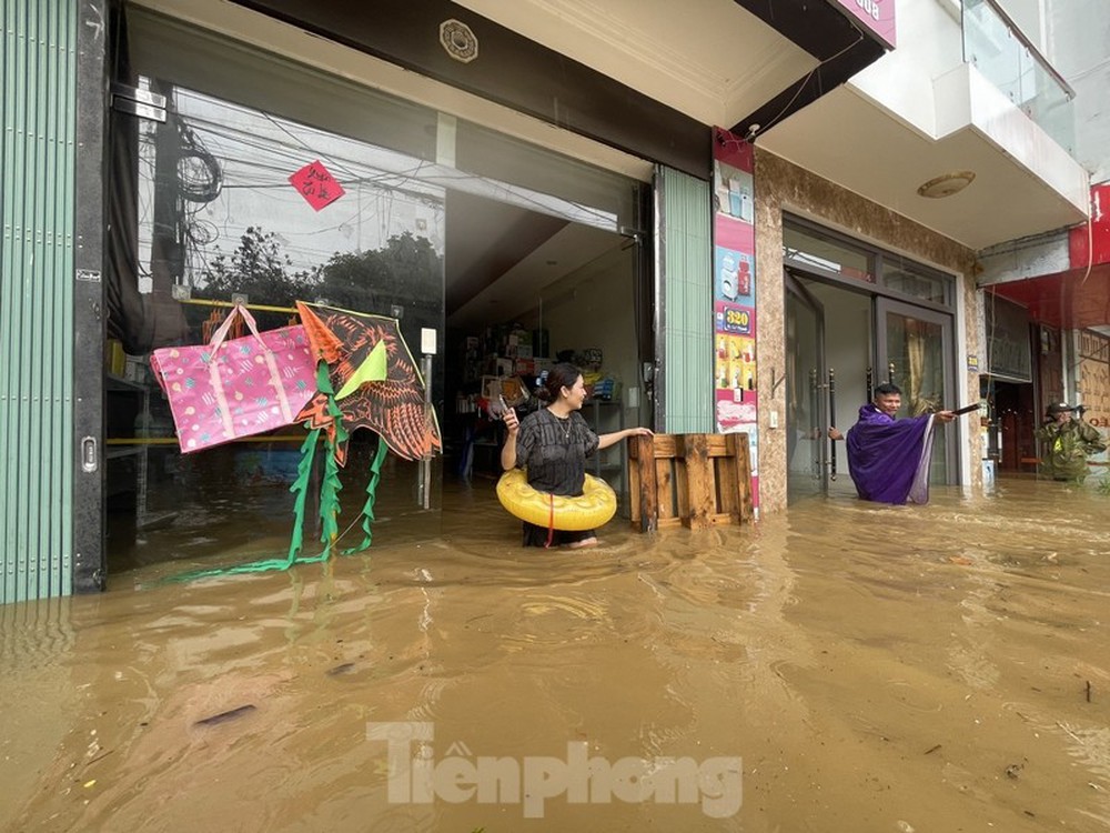 Mưa lớn, ngập sâu, người dân bơi phao trên phố Lào Cai - Ảnh 7.
